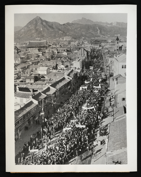 Demonstrators march in protest against the decision made at the Moscow Conference in 1945 to place Korea under a five-year trusteeship. The crowd makes its way to the Japanese Colonial Government's quarters located near Jogyesa Temple. [SEOUL MUSEUM OF HISTORY]
