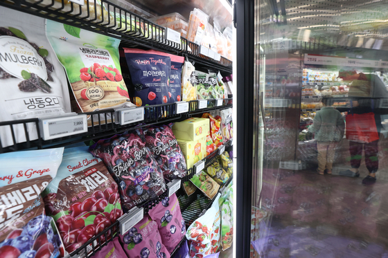 Frozen fruit is displayed at a discount mart in downtown Seoul on Sunday. Korea's imports of frozen fruit hit a record high of 64,000 tons, up 6 percent on year, according to data from Korea Rural Economic Institute. [YONHAP]