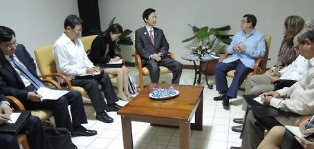 Then South Korean Foreign Minister Yun Byung-se, center let, holds a diplomatic talks with his then Cuban counterpart, Bruno Rodriguez, center right, in Havana on June 5, 2016, the first of its kind. [YONHAP] 