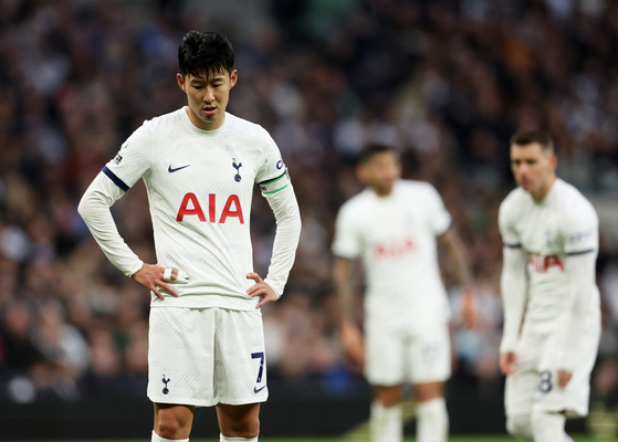 Tottenham Hotspur's Son Heung-min, left, reacts during Saturday's Premier League match against Wolverhampton Wanderers at Tottenham Hotspur Stadium in North London. [REUTERS/YONHAP]