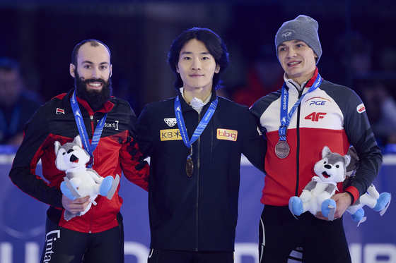 Seo Yi-ra, center, poses for a photo with Steven Dubois of Canada, left, and Lukasz Kuczynski of Poland after the men's 500-meter race at the International Skating Union Short Track Speed Skating World Cup in Gdansk, Poland on Saturday. [EPA/YONHAP]