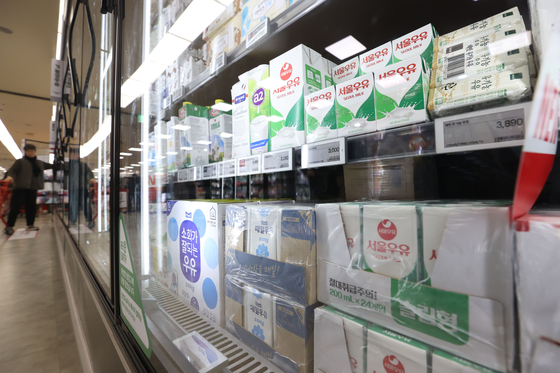 Milk products are on display at a discount mart in downtown Seoul on Sunday. Korea's imports of sterilized milk rose 19 percent to 37,000 tons last year due to increasing consumer prices in the local market. [YONHAP]