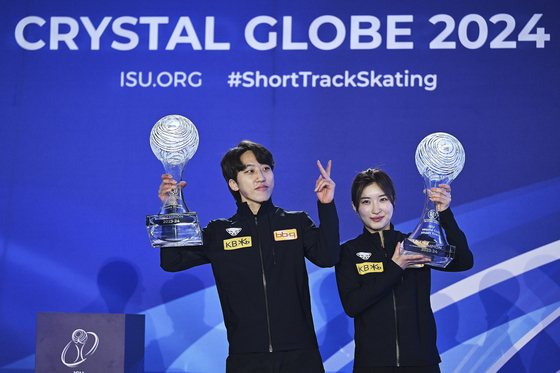 Crystal Globe winners Park Ji-won, left, and Kim Gil-li pose for a photo at the International Skating Union Short Track Speed Skating World Cup in Gdansk, Poland on Sunday. [EPA/YONHAP] 