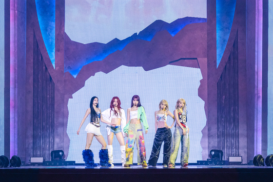 Le Sserafim perfoms ″EASY,″ the track for its third EP of the same name, during a press showcase held Monday at the Hwajeong Tiger Dome in Seongbuk District, central Seoul. [SOURCE MUSIC]
