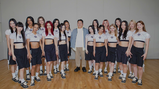 Global contestants of ″The Debut: Dream Academy″ posing for photos with HYBE founder and chairman Bang Si-hyuk at center [HYBE]
