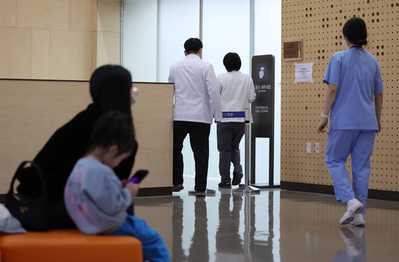 Medical staff at the large hospital in Seoul on Monday [YONHAP]