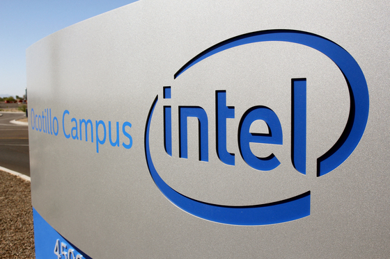 The logo for the Intel Corporation is seen on a sign outside the Fab 42 microprocessor manufacturing site in Chandler, Arizona, U.S., October 2, 2020. [REUTERS/YONHAP]