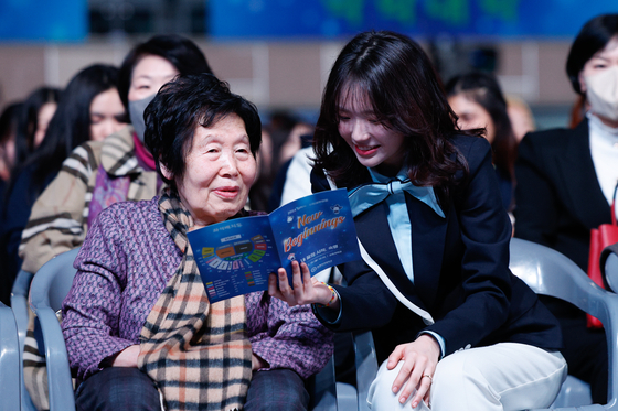 Kim Jeong-ja, left, 83, the oldest person to take the 2024 College Scholastic Ability Test (CSAT), takes part in an entrance ceremony for Sookmyung Women's University in central Seoul on Monday. Kim will become a freshman majoring in social welfare at the university’s Future Education Institute. Born in 1941, Kim had to flee when the 1950-53 Korean War broke out around the time she entered elementary school. [NEWS1]