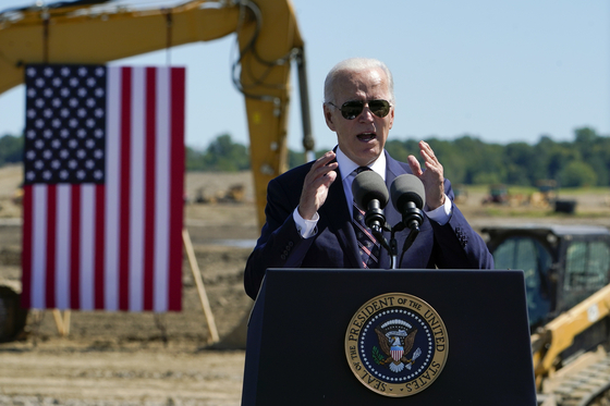 President Joe Biden speaks during a groundbreaking for a new Intel computer chip facility in New Albany, Ohio, Friday, Sep. 9, 2022. [AP/YONHAP]