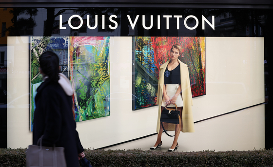 The French luxury brand Louis Vuitton made adjustments to the prices of specific bags. According to reports on Monday, the price of the designer's flagship product, the "NéoNoé BB", rose from its previous 2.58 million won ($1,932) to 2.74 million won. Meanwhile, the price of the "Capucines MM" was reduced from 10.55 million won to 10.10 million won. The photo shows a Louis Vuitton store in a Seoul department store. [YONHAP]