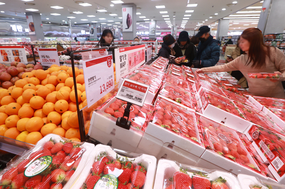 Korea’s consumer sentiment rose for a third consecutive month in February as inflation continued to moderate and exports recovered. Consumers shop in a supermarket in Seoul on Feb. 12.  [YONHAP] 