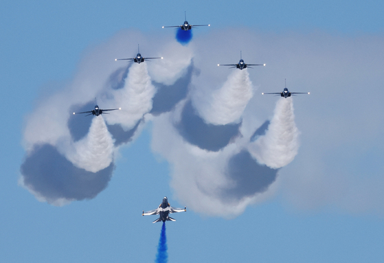 The Korean Air Force's Black Eagles aerobatic team performs in their T-50s during an aerial display at the Singapore Airshow on Tuesday. [YONHAP/REUTERS]