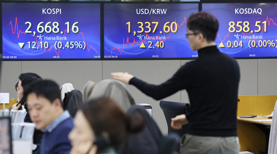 Screens in Hana Bank's trading room in central Seoul shows stock markets open on Tuesday. [YONHAP] 