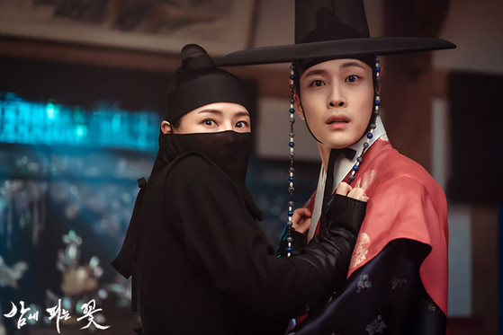 Actors Lee Jong-won, left, and Lee Ha-nee in a scene from "Knight Flower" [MBC]