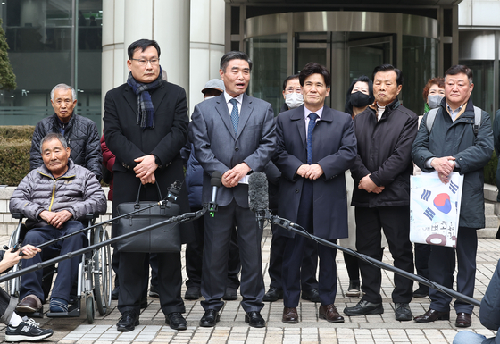 Representatives for victims of forced labor by Japanese companies speak to the press after a ruling held at the Seoul High Court in Seocho District, southern Seoul, on Feb. 1. [YONHAP]