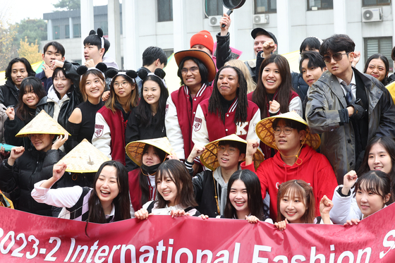 Students participate in Korea University's International Student Fair in November last year. [YONHAP] 