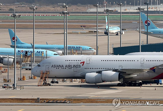 Planes of Korean Air and Asiana Airlines are seen on the tarmac at Incheon International Airport, west of Seoul, on Nov. 2. [Yonhap]