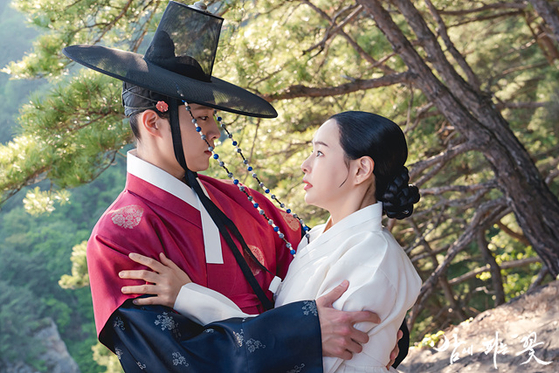 Actors Lee Jong-won, left, and Lee Ha-nee during a scene of MBC's recently concluded historical rom-com "Knight Flower" [MBC]