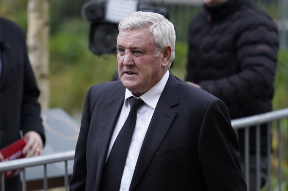 Former Manchester United player Steve Bruce arrives for the funeral of English football icon Bobby Charlton in Manchester, England on Nov. 13, 2023. [AP/YONHAP] 