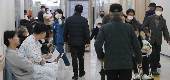 A hospital in Jeonju, North Jeolla, is crowded with patients on Tuesday as trainee doctors participate in a mass walkout in protest of the government's decision to increase the enrollment quota at medical schools. [NEWS1] 