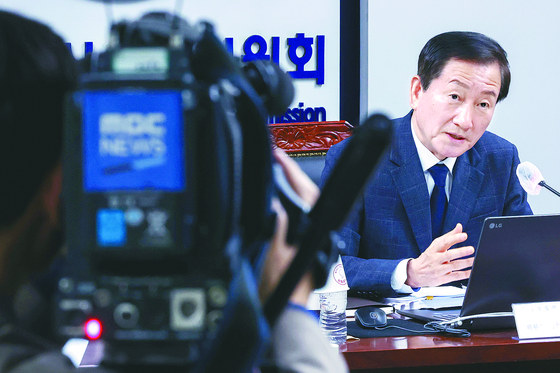 Korea Communications Standards Commission’s chairperson Ryu Hee-Lim presides over a meeting with the committee governing broadcast content reviews on Tuesday in western Seoul. The meeting was joined by news production staff from nine broadcasters who shared their statements about President Yoon Suk Yeol's hot mic moment during his visit to the United States in 2022. [NEWS1]