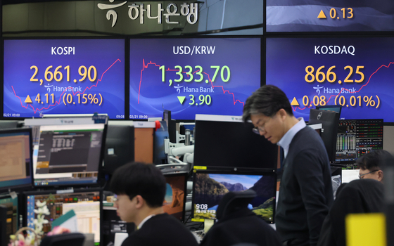 Screens in Hana Bank's trading room in central Seoul shows stock markets open on Wednesday. [YONHAP]