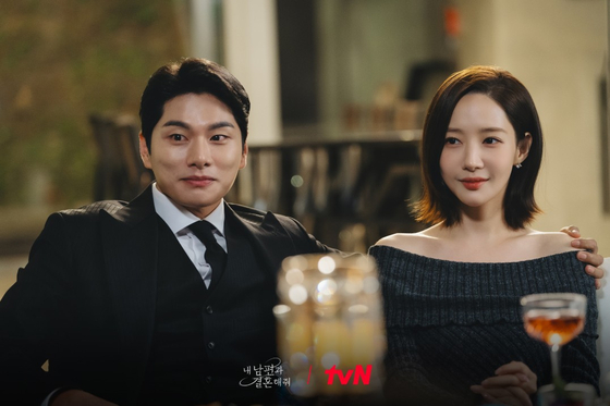 Park Min-young, right, and her co-star Lee Yi-kyung in a scene of "Marry My Husband" [TVN]