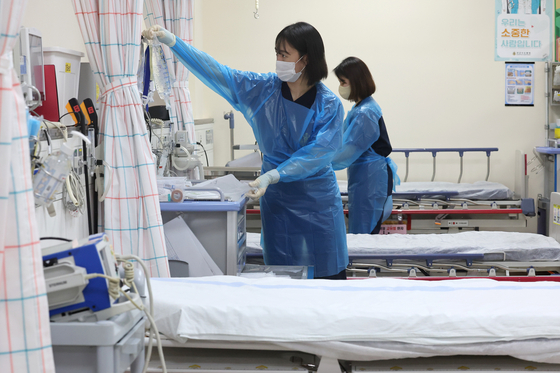 Medical professionals prepare for emergency cases at Korean Armed Forces Capital Hospital in Seongnam, Gyeonggi, on Monday ahead of the mass resignation protest by trainee doctors. Emergency rooms at 12 military hospitals were opened to the public from Tuesday. [NEWS1] 