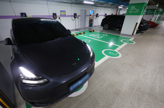 A Tesla is being charged in downtown Seoul on Tuesday. [YONHAP]