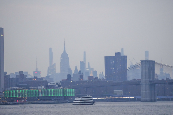 Pier 17, the Empire State Building, Brooklyn bridge and the Chrysler building are seen in the hazy Lower Manhattan skyline, Thursday, June 8, 2023. [AP/YONHAP]