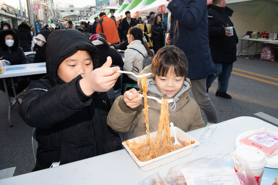 Children try ramyeon during the 2023 Gumi Ramyeon Festival in North Gyeongsang, held in November last year. [GUMI CITY]