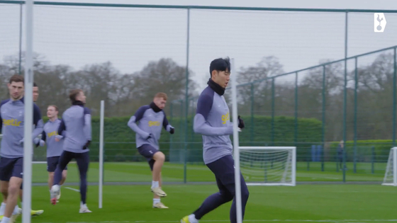 Tottenham Hotspur's Son Heung-min, right, trains with his teammates. [ONE FOOTBALL] 