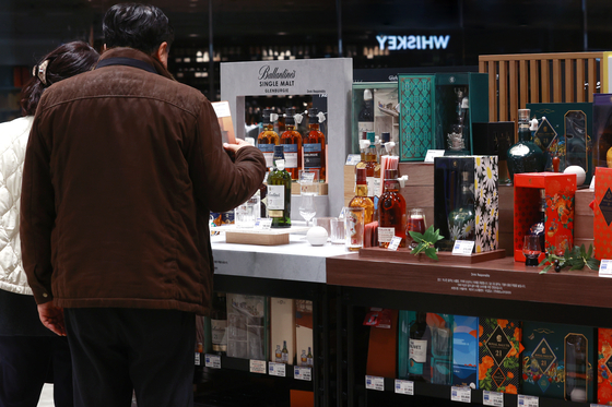 Whiskey products are displayed at a retail chain in downtown Seoul. [YONHAP]