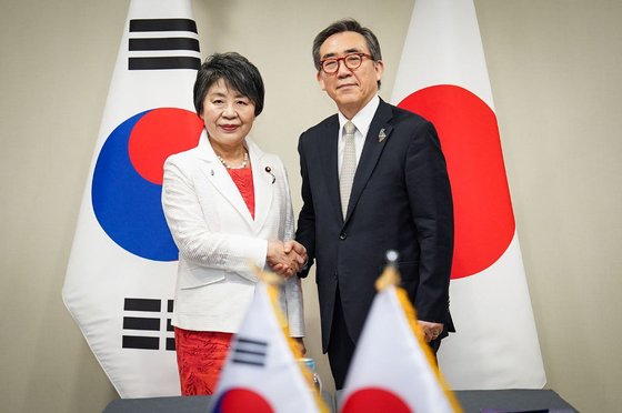 Minister of Foreign Affairs Cho Tae-yul, right, with his Japanese counterpart Yoko Kamikawa at the G20 foreign ministers' meeting held in Rio de Janeiro, Brazil on Wednesday. [MINISTRY OF FOREIGN AFFAIRS]
