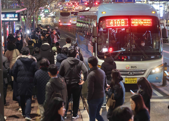 Commuters crowd a bus stop near the National Tax Service's Namdaemun District Office in Jung District, central Seoul, during afternoon rush hours on Jan. 11. [YONHAP] 