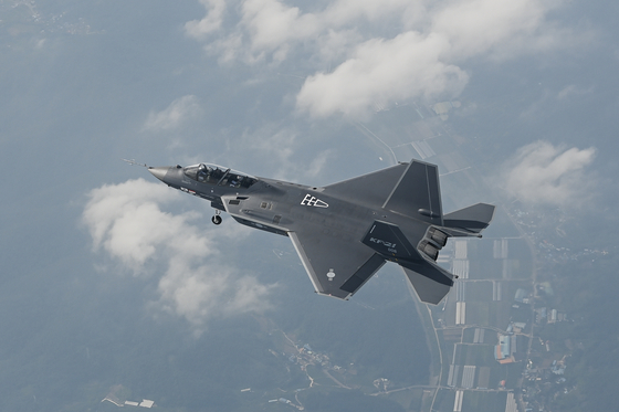 The sixth prototype of the KF-21 fighter jet takes to the skies above Sacheon, South Gyeongsang, during a test flight on June 28 last year. [DEFENSE ACQUISITION PROGRAM ADMINISTRATION]