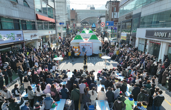 People enjoy the 2023 Gumi Ramyeon Festival held from Nov. 17 to 19, 2023 in Gumi, North Gyeongsang. [GUMI CITY] 