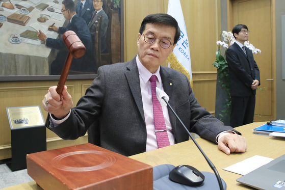 Bank of Korea Gov. Rhee Chang-yong at the Monetary Policy Board meeting on Thursday, where the interest rates remained unchanged at 3.50 percent for the ninth consecutive meeting. [BOK]