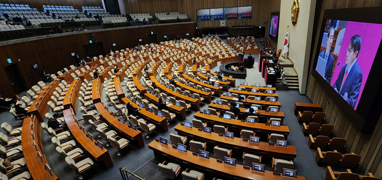Lawmakers question the government over various policies at the National Assembly in Yeouido, western Seoul, on Thursday. [YONHAP]