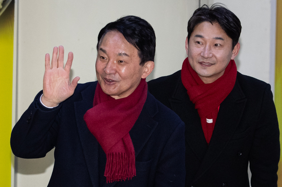Won Hee-ryong, left, the People Power Party candidate for Incheon's Gyeyang B constituency, and former footballer Lee Chun-soo greet commuters during Won's election campaign at Gyesan Station in Incheon on Thursday morning. [NEWS1]