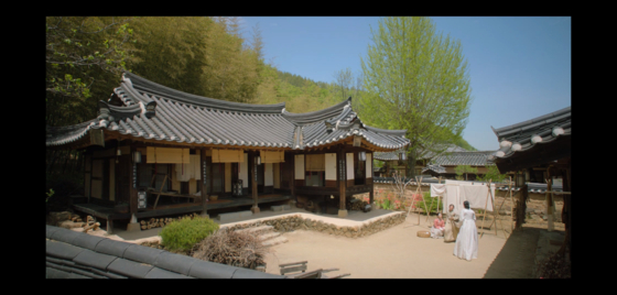 Yeo-hwa from ″Knight Flower″ lives in a large wealthy hanok, which is the Old Villa of Songso in Cheongsong, North Gyeongsang. [MBC]