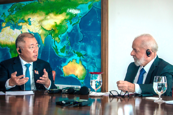 O CEO do Hyundai Motor Group, Euisun Chung, à esquerda, fala com o presidente brasileiro Luiz Inácio Lula da Silva durante uma reunião em 22 de fevereiro no Brasil. [HYUNDAI MOTOR]