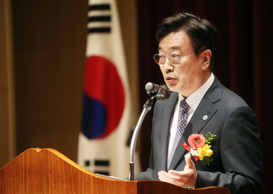 Yun Won-sok, the new commissioner of the Incheon Free Economic Zone (IFEZ), speaks during his appointment ceremony held in Incheon on Tuesday. [IFEZ]