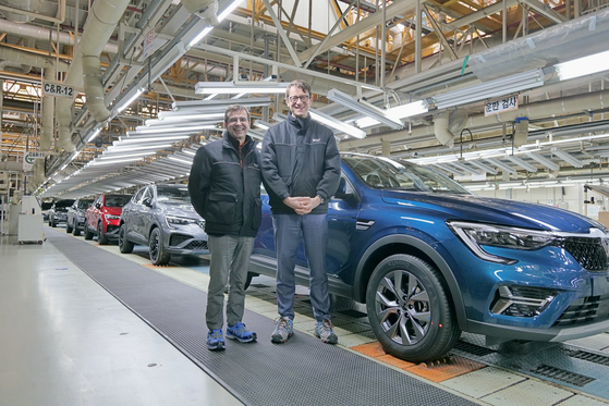 French Ambassador to Korea Philippe Bertoux, right, poses for a photo with Renault Korea Motors CEO Stéphane Deblaise at the company's production site in Busan. [RENAULT KOREA MOTORS]
