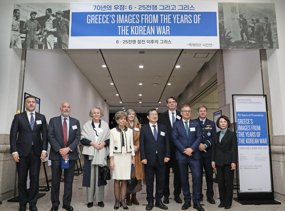 Konstantinos Mazarakis Ainian, Honorary Chief of Navy, second from left, Ambassador of Greece to Korea Ekaterini Loupas, fourth from left, Baek Seung-Joo, President of the War Memorial of Korea, fifth from right, and Paik Nam-hee, daughter of General Paik Sun-yup, far right, pose for photos at the opening ceremony of the "70 Years of Friendship: Greece’s Images of the Years of the Korean War" exhibition at the War Memorial Museum in Yongsan District, central Seoul, on Thursday. [PARK SANG-MOON]