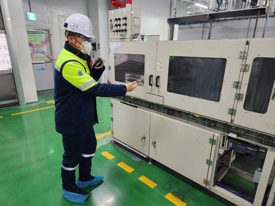 Kim Dae-wan, vice head manager of Posco Future M’s Gwangyang plant, explains the sintering process of cathodes in South Jeolla on Thursday. [POSCO FUTURE M]