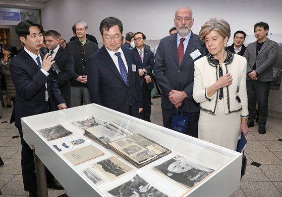 Ambassador of Greece to Korea Ekaterini Loupas, far right, attends the opening ceremony of the exhibition "70 Years of Friendship: Greece’s Images of the Years of the Korean War" at the War Memorial Museum in Yongsan District, central Seoul, on Thursday. [PARK SANG-MOON]