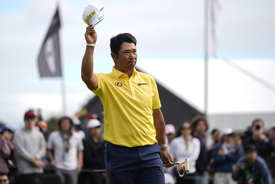 Japan's Hideki Matsuyama celebrates his win on the 18th green during the final round of the Genesis Invitational golf tournament at Riviera Country Club on Feb. 18 in Pacific Palisades, Los Angeles. [AP/YONHAP]