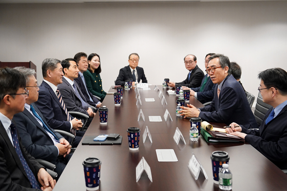 Foreign Minister Cho Tae-yul, center right, speaks during a meeting with Korean business leaders in New York on Saturday. [MINISTRY OF FOREIGN AFFAIRS]