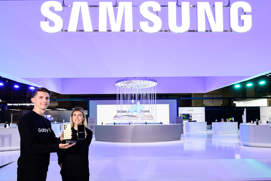 Models holding Samsung Electronics' Galaxy S24 smartphones pose for a photo at the company's booth at the Mobile World Congress 2024 taking place in Barcelona, Spain. [SAMSUNG ELECTRONICS]